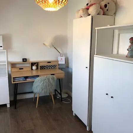 2 Chambres, 1 Salle De Bain Et 1 Wc *
